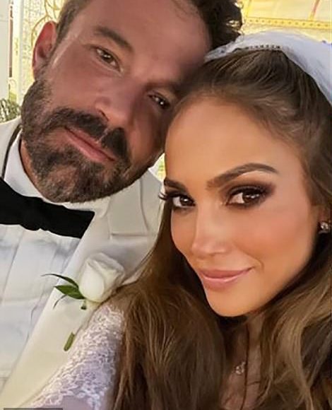 60381459-11035677-Jennifer_Lopez_52_and_Ben_Affleck_49_officially_became_husband_a-m-42_1658425018336