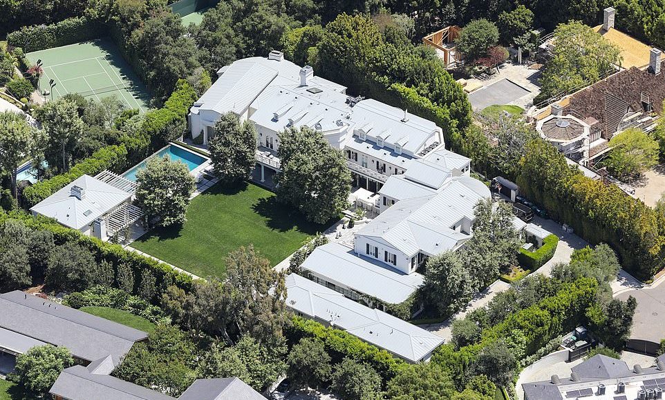 60414159-11035677-image-a-33_1658406191893