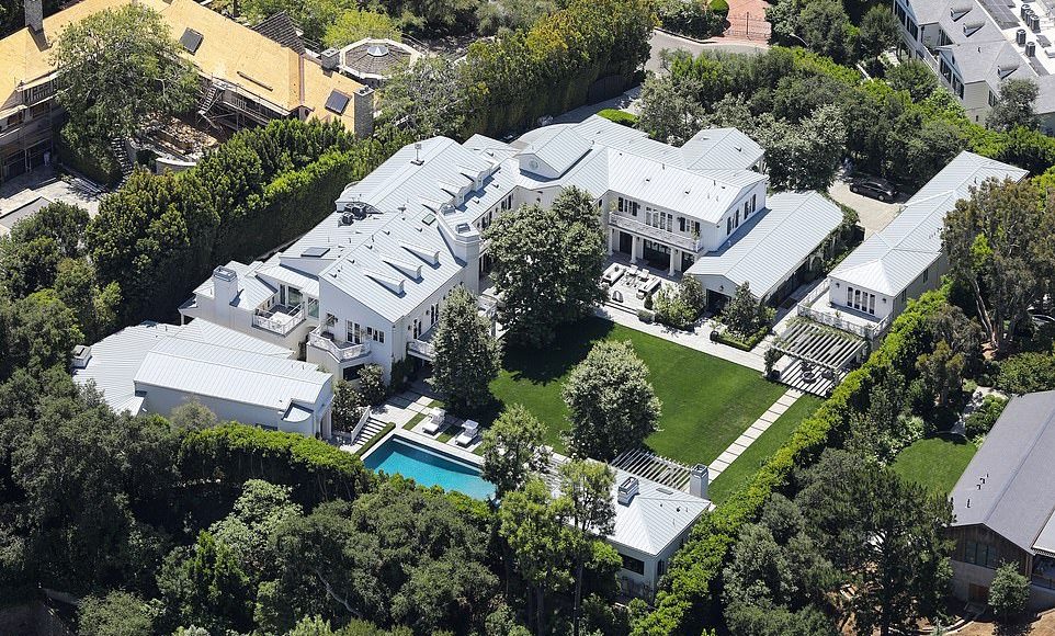 60414161-11035677-image-a-4_1658406089866