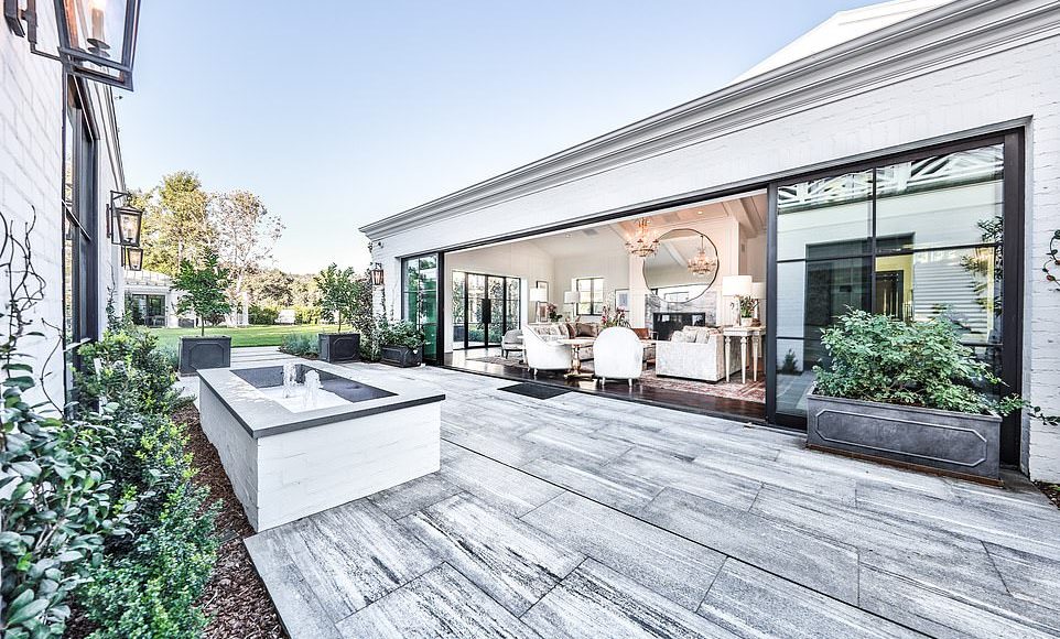 60532247-11035677-image-a-18_1658406146730