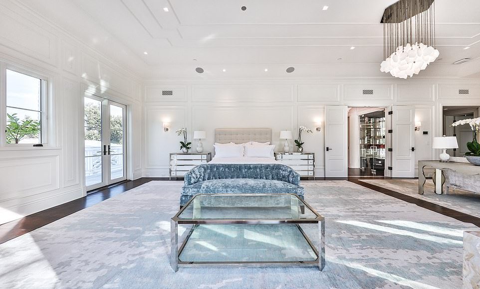 60532251-11035677-image-a-7_1658406120559